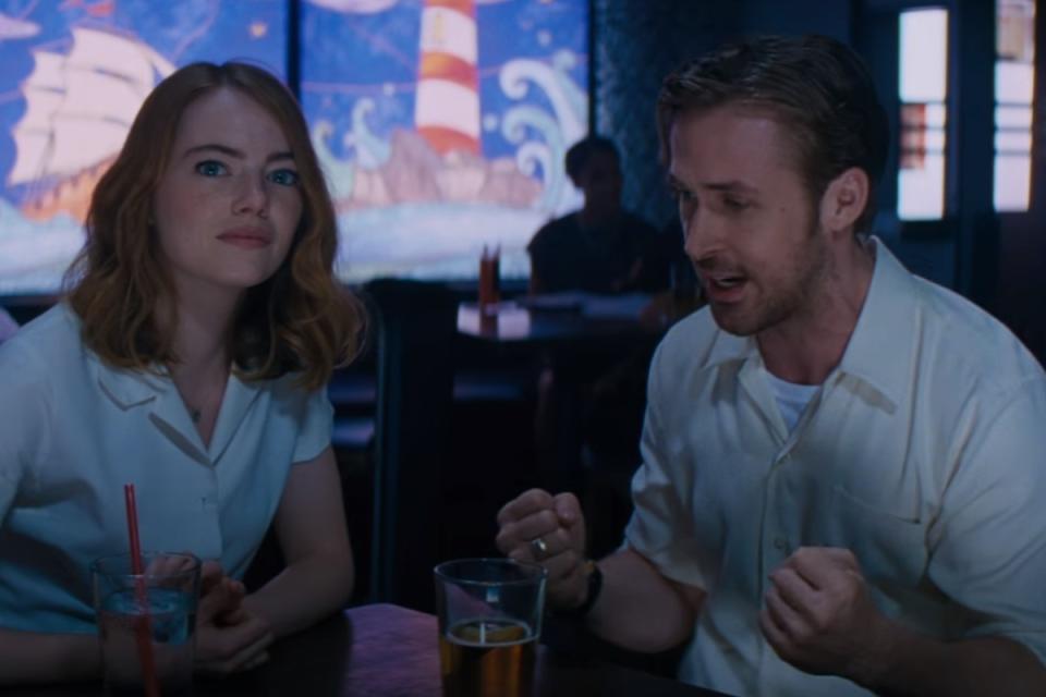 Ryan Gosling y Emma Stone volvieron a enamorarse en la gran pantalla con sus personajes de 'La La Land' (2016). Gracias a la película de Damien Chazelle el intérprete consiguió su segunda candidatura al premio Oscar y ganó su primer Globo de Oro. (Foto: Summit Entertainment)