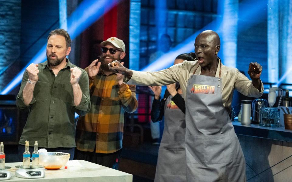 Und noch mal drei Punkte! Weil Papis Loveday zwei Chili-Fläschchen besser leerschütteln konnte als Henssler, gewannen die Promis auch die erste Küchen-Competition. (Bild: RTL / Pervin Inan-Serttas)