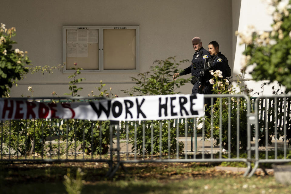 Agentes recorren el lugar donde ocurrió una masacre a tiros en una instalación de la Autoridad de Transporte del Valle Santa Clara en San José, California, el miércoles 26 de mayo de 2021. (AP Foto/Noah Berger)