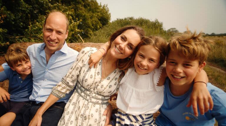 La fotografía oficial tomada en Norfolk en una fecha no especificada el mes pasado muestra a Kate, sonriendo con el príncipe William y sus hijos