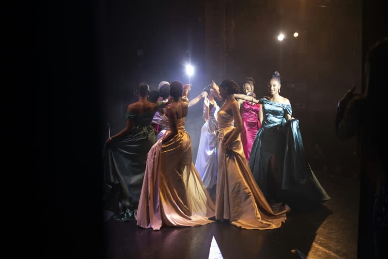 Des candidates dansent sur la scène lors du concours de beauté Miss Côte d'Ivoire France, le 8 mai 2024 à Paris (OLYMPIA DE MAISMONT)