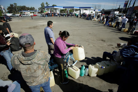 Foto del martes de un grupo de personas haciendo fila para cargar gasolina en Salamanca, estado de Guanajuato. Ene 8, 2019. REUTERS/Daniel Becerril