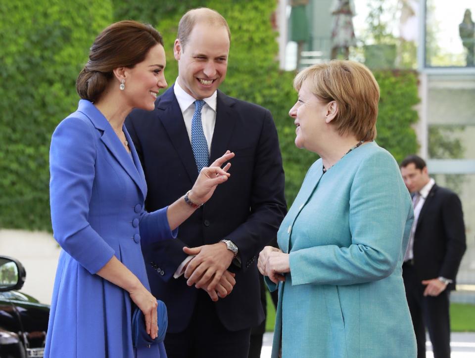 <p>Am Kanzleramt: Für Prinz William und Herzogin Kate stand zuvor bereits ein gemeinsames Mittagessen mit Angela Merkel auf dem Programm. (Bild: AFP) </p>