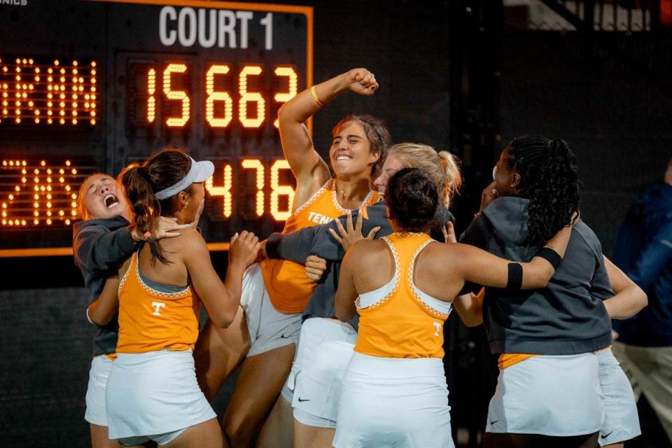El tenis femenino de Tennessee celebra su sorpresiva victoria sobre UCLA el viernes 17 de mayo para avanzar a la primera Final Four de la NCAA de las Lady Vols desde 2002.