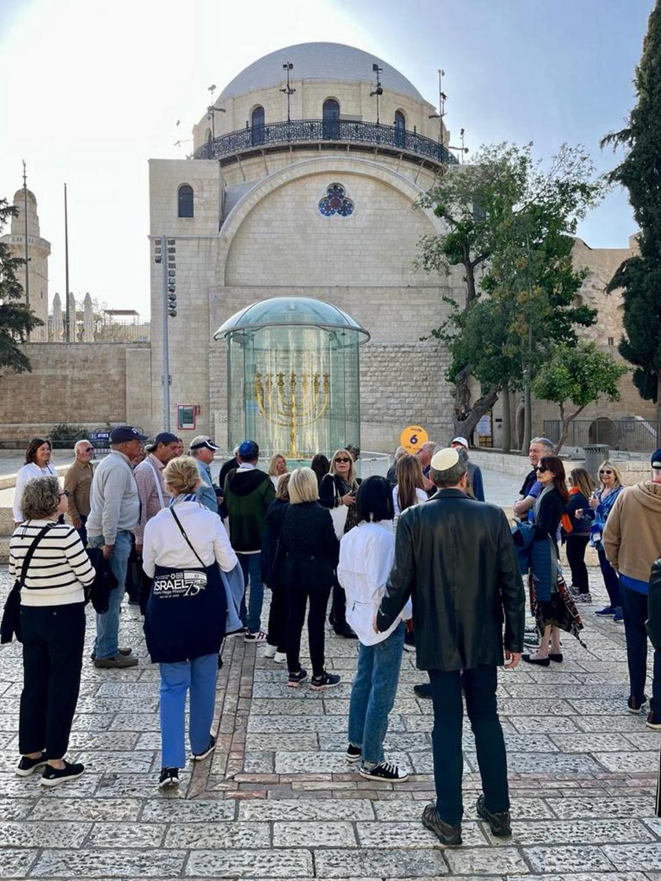 Antes de llegar al Kotel o Muro de los Lamentos el viernes, 21 de abril, participantes de la misión de la Federación Judía del Gran Miami, vislumbran la Sinagoga Hurva en la Ciudad Vieja de Jersualén.