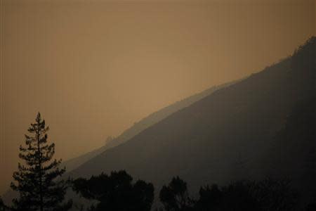 Thick smoke from wildfires hangs over Big Sur, California, December 16, 2013. REUTERS/Michael Fiala