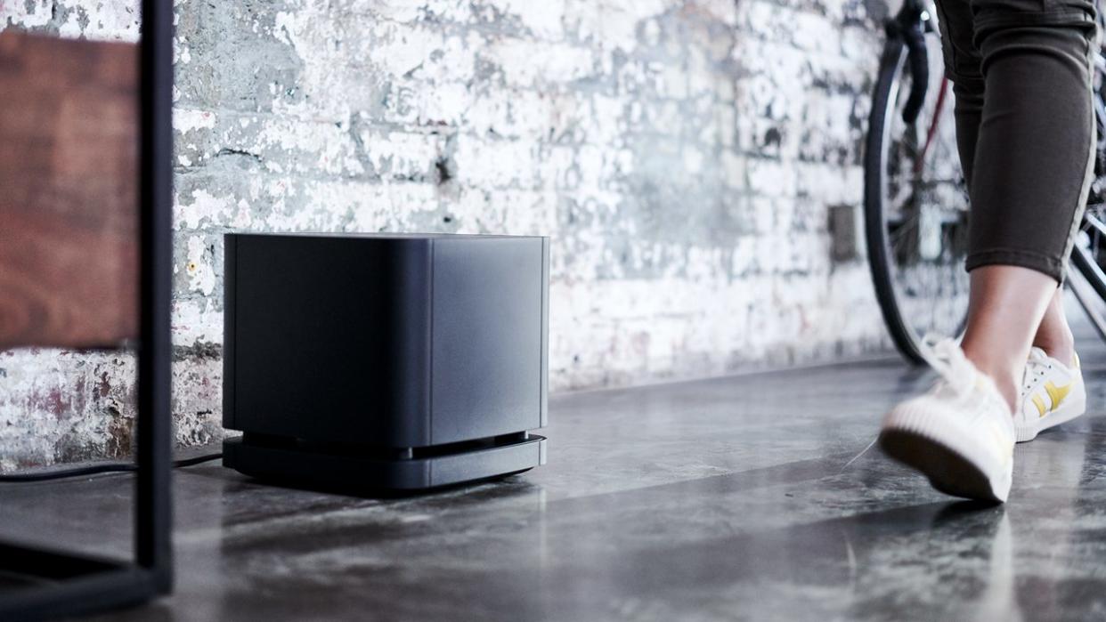  The Bose Soundbar 500 subwoofer on the ground. 