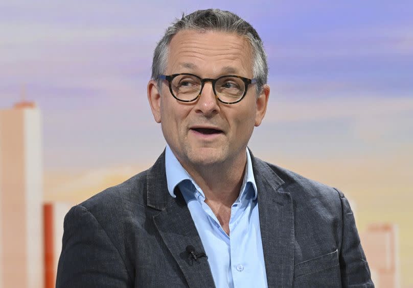 En esta foto sin fecha facilitada por la televisión británica el domingo 9 de junio de 2024, el médico y locutor Michael Mosley habla con Laura Kuenssberg.