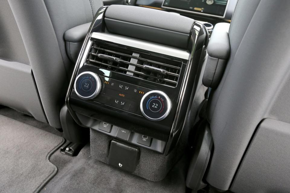 全景式電動玻璃天窗(附電動遮陽簾)在新一代Range Rover Sport車型上則是列為標配項目。