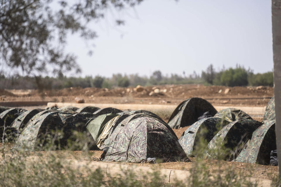 Un campamento levantado por las fuerzas armadas marroquíes para asistir a las víctimas del terremoto en la localidad de Amizmiz, cerca de Marrakech, Marruecos, el lunes 11 de septiembre de 2023. Los equipos de rescate ampliaron sus esfuerzos el lunes mientras la cifra de muertos seguía subiendo a más de 2.400 personas y los desplazados buscaban cobijo. (AP Foto/Mosa'ab Elshamy)