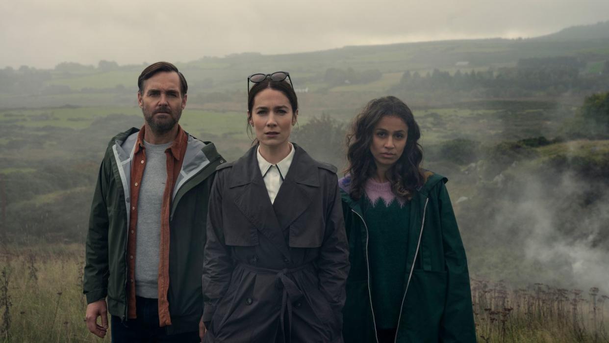 bodkin l to r will forte as gilbert power, siobhán cullen as dove, robyn cara as emmy sizergh in episode 102 of bodkin cr enda bowenetflix © 2024