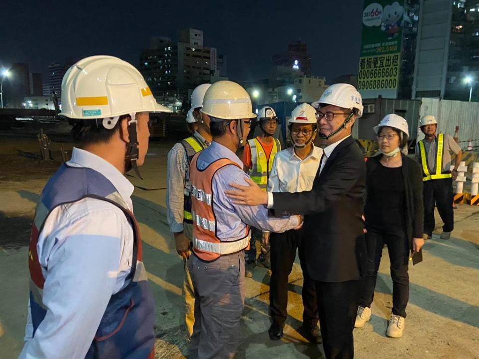 高雄市長陳其邁（左三）視察民族陸橋工程。（圖／摘自陳其邁臉書）