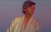 Luke Skywalker hätte beinahe nie das Licht der Leinwand erblickt. Im ersten Entwurf von George Lucas hieß er noch Luke Starkiller. Der "Star Wars"-Erfinder kamen allerdings in letzter Minute Zweifel, ob das nicht zu martialisch wirken könnte. (Bild: Fox / Lucasfilm Ltd. & TM / Disney All rights reserved)