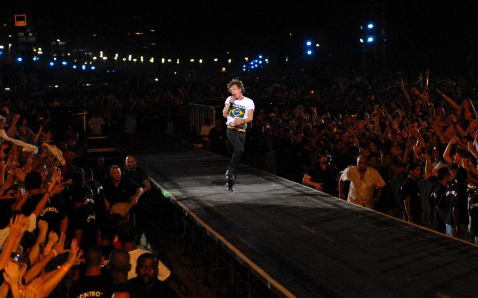 Die Stones stehen seit fast 60 Jahren auf der Bühne und wurden längst zur hochprofitablen Marke. 2006 in Rio de Janeiro spielten sie vor 1,5 Millionen Zuschauern, und trotzdem wird immer noch jede neue Tour spektakulärer als die letzte. Wenn es um die Rolling Stones geht, gibt es inzwischen nur noch Superlative. Wir legen uns fest: Die Rolling Stones, und nur die Rolling Stones, sind die größte Rockband aller Zeiten! (Bild: Brian Rasic/Getty Images)