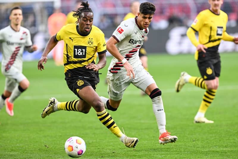 Dortmund's Jamie Bynoe-Gittens and Leverkusen's Piero Hincapie battle for the ball during the German Bundesliga soccer match between Borussia Dortmund and Bayer Leverkusen at Signal Iduna Park. Federico Gambarini/dpa