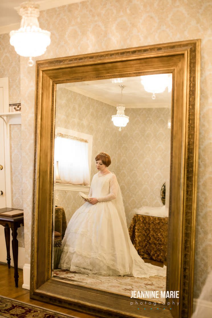 Braut posiert im Hochzeitskleid ihrer Schwiegermutter von 1967. (Bild: Jeannine Marie Photography)