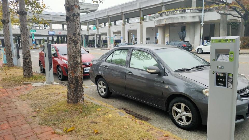 違規、欠稅車輛，馬路上趴趴走，四千柱智慧停車柱加入查報行列，讓不法車輛無所遁形。（交通局提供）