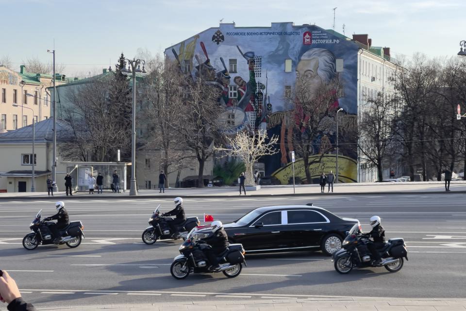 Chinese President Xi Jinping's motorcade drives toward The Kremlin in Moscow, Russia, Monday, March 20, 2023. (AP Photo)