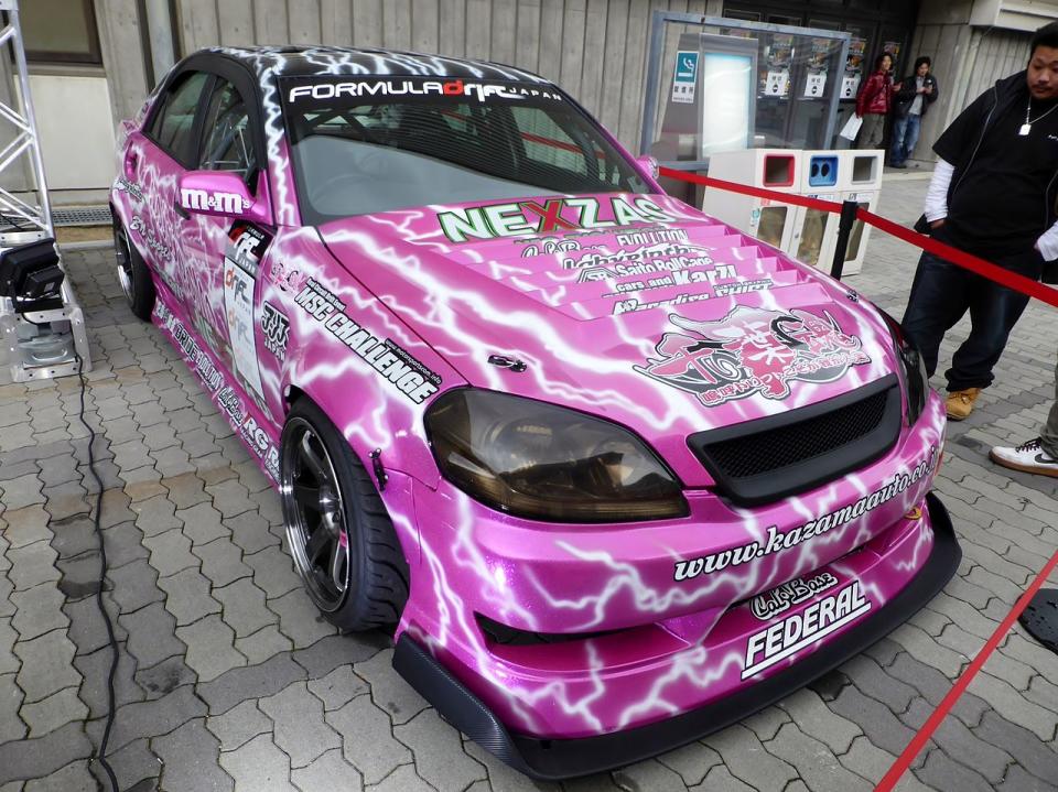 甩尾方程式（Formula Drift）的比賽車：Toyota MARK II (JZX110)©Tokumeigakarinoaoshima@WikiPedia