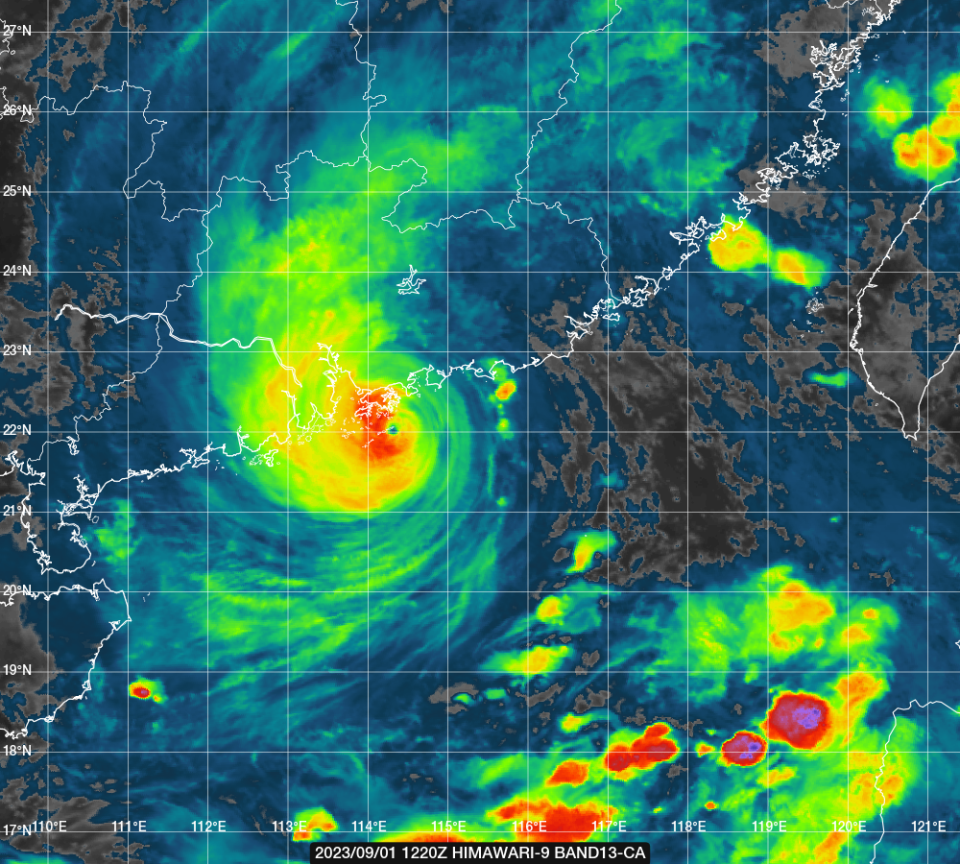 2023 年 9 月 1 日，香港時間下午 8 時 20 分，由向日葵九號（HIMAWARI-9）衛星攝錄的高色調雲圖。雲圖顯示蘇拉位處於本港東南方，風眼較之前縮小。天文台說，超強颱風蘇拉的眼壁現正橫過本港，對本港構成相當大的威脅。本港東部地區正吹颶風。
