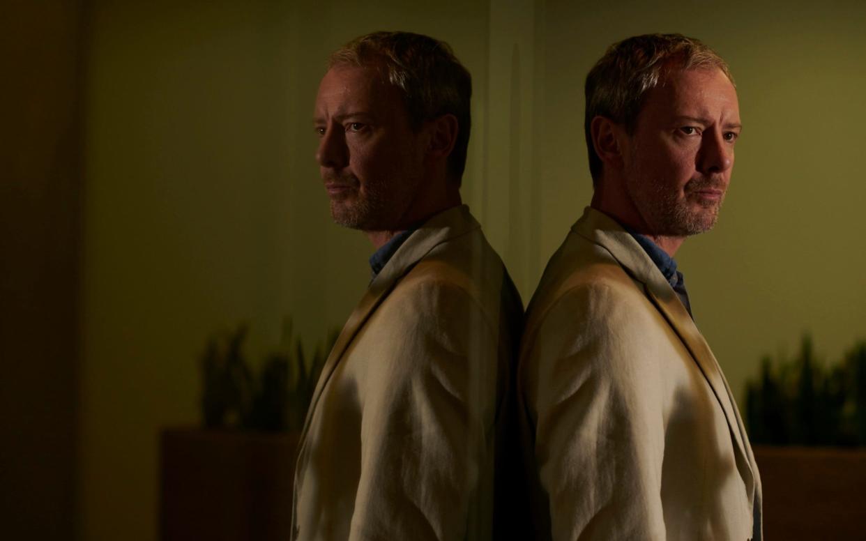 John Simm as Jonah in Strangers - des willie