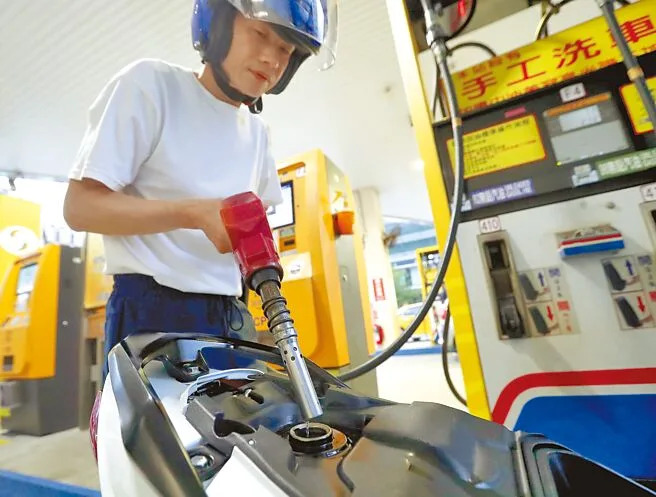 中油說，日本政府對燃料油品補貼因為以巴因素決定延長到年底。而國內訂有「油價平穩措施」與「亞鄰最低價」雙重緩漲機制，92稅前價不可超過日本，這是油品失血擴大原因。（本報資料照片）
