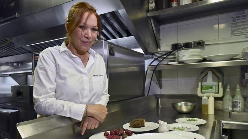 Leonor Espinosa en su restaurante