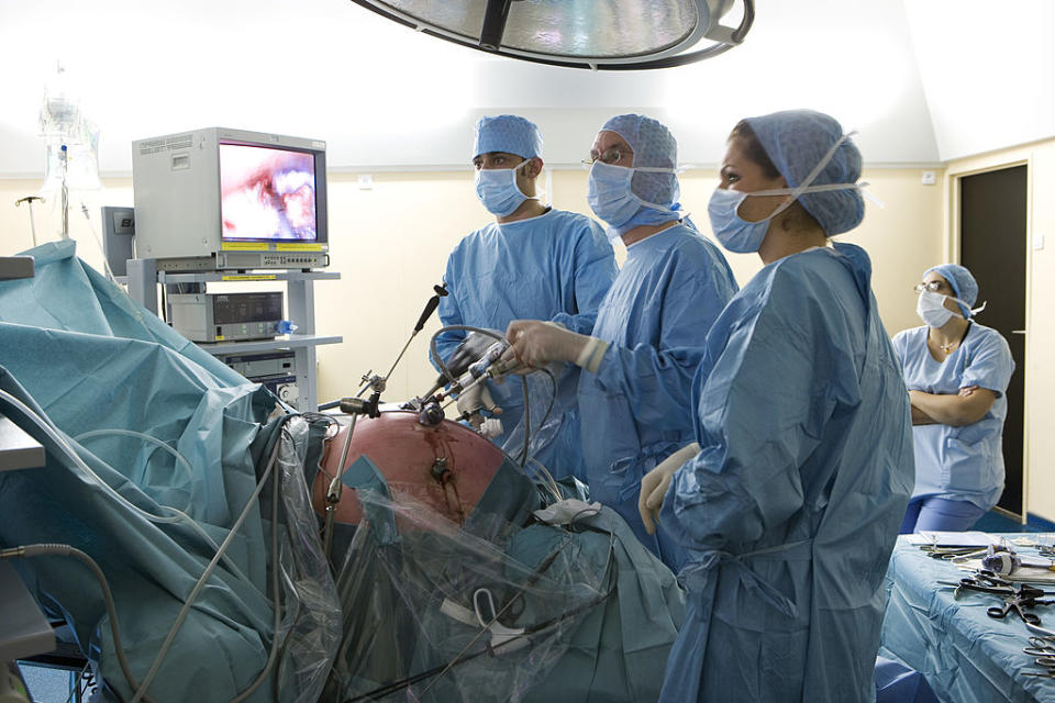 Doctors perform a sleeve gastrectomy. Source: Getty