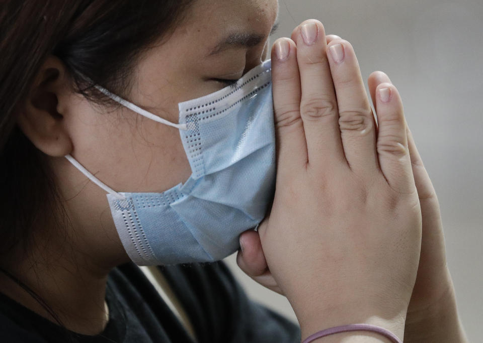 En esta imagen, tomada el 10 de febrero de 2020, una mujer católica con una mascarilla protectora en al cara, reza durante un misa en la Basílica Menor de San Lorenzo Ruiz en el barrio de Chinatown de Manila, Filipinas. (AP Foto/Aaron Favila)