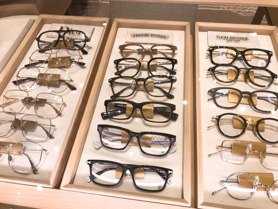 <p>「溥儀眼鏡 PUYI OPTICAL」在中港澳就有超過 50間分店，而且都是位於精華地段，店內的眼鏡款式多以國際精品獨家、限量款為主，不想跟別人撞眼鏡，來這裡找就對了！</p><cite>Cosmopolitan</cite>