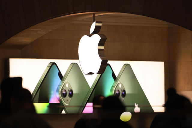 An Apple Store Votes to Unionize for the First Time