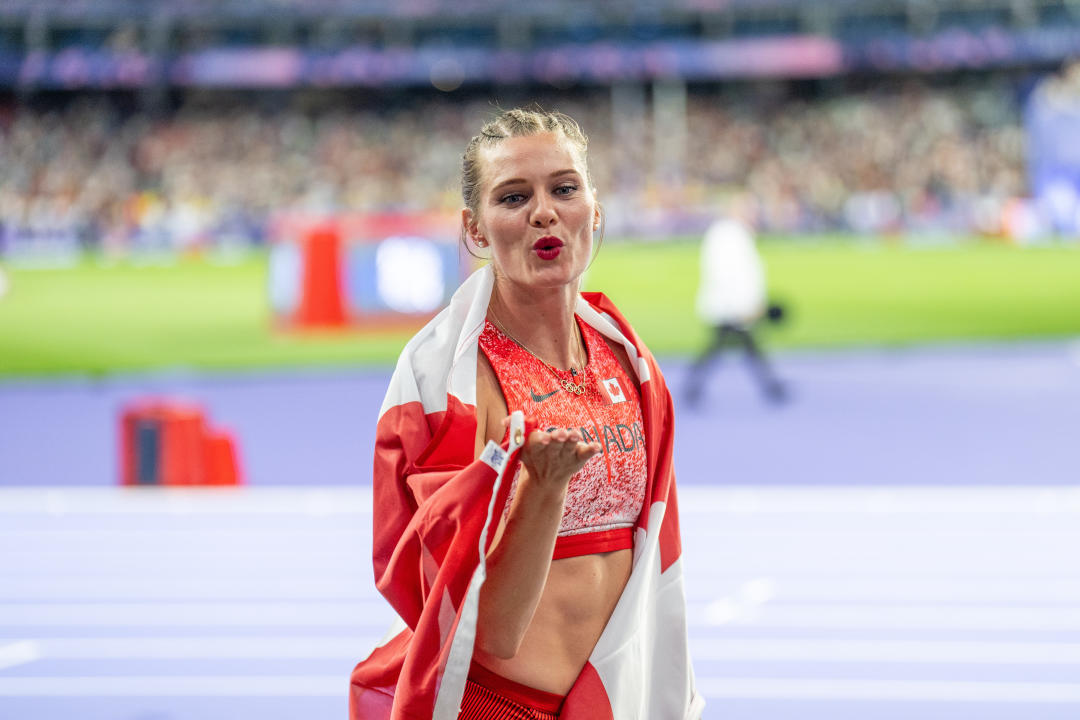 Alysha Newman, del equipo de Canadá, celebra su medalla de bronce y posa con la bandera canadiense durante la final de salto con pértiga femenino en el duodécimo día de los Juegos Olímpicos de París 2024 en el Stade de France el 7 de agosto de 2024 en París, Francia. (Foto de Aytac Unal/Anadolu vía Getty Images)