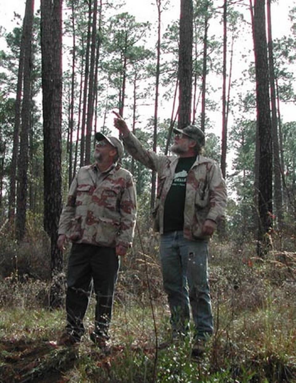 Bill y John Wilkerson paseando por los bosques de Glendale Memorial Nature Preserve, que en su día fue su granja familiar.