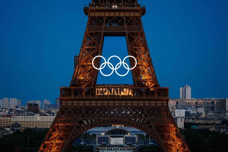 Los anillos olímpicos se posan en la Torre Eiffel, en la antesala de los Juegos Olímpicos; París es la sede principal
