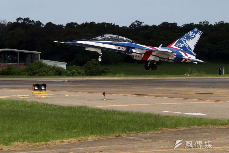 20200622-空軍新式高級教練機「勇鷹號」去（2019）年9月出廠亮相後，今（22）日上午在台中清泉崗基地舉行首飛展示活動。（蘇仲泓攝）