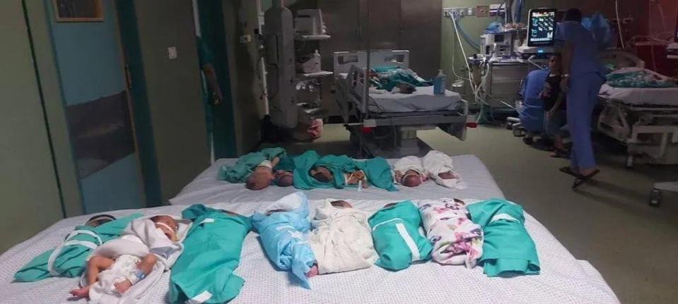 戰火讓西法醫院停電，黑暗中醫護將早產兒聚在一起，但有部分嬰兒因無呼吸器而死亡（圖／翻攝X「TIMES OF GAZA」）