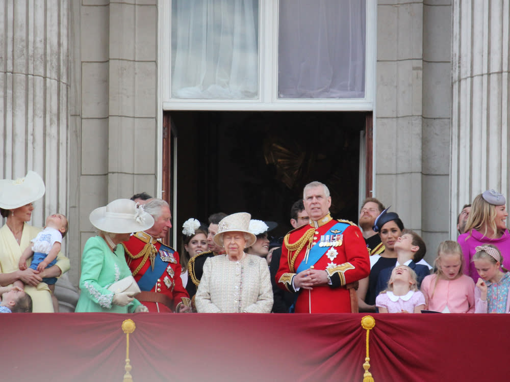 Queen Elizabeth II. hat jetzt vier Kinder, acht Enkel und zehn Urenkel - viele davon feierten mit ihr auf dem Balkon des Buckingham Palace Trooping the Colour im Jahr 2019. (Bild: Lorna Roberts/Shutterstock.com)