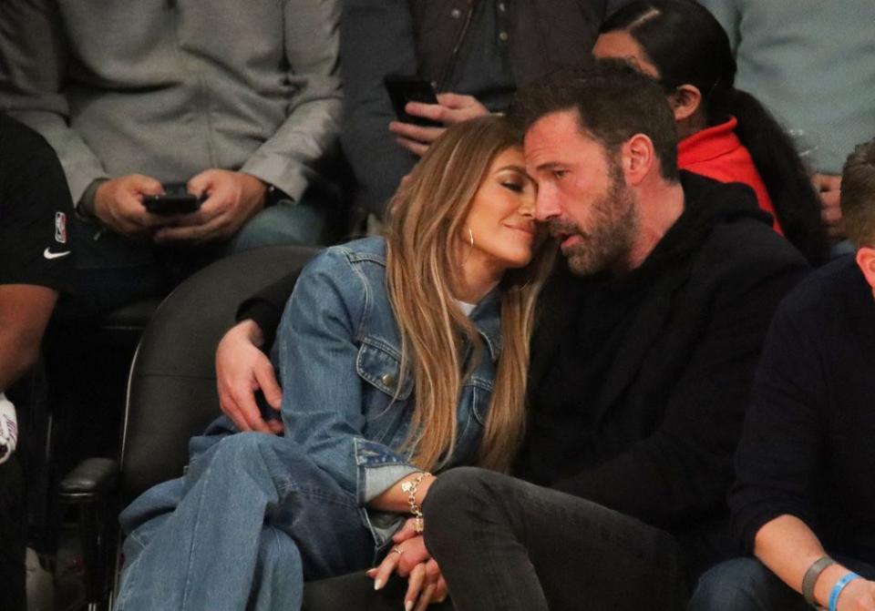 Jennifer Lopez et Ben Affleck ne se quittent décidément plus. Depuis l’officialisation de leur relation en mai dernier et ce, près de vingt ans après leur première histoire d’amour, l’interprète de « Let’s Get Loud » et la star de « Gone Girl » multiplient les apparitions publiques et affichent leur bonheur au grand jour. Un retour de flamme qui n’est pas sans déplaire à leurs fans nostalgiques, tout comme aux paparazzi qui répondent toujours présents pour immortaliser leurs retrouvailles. Après avoir été photographiés main dans la main dans les rues de Los Angeles, fin novembre, puis lors d’une sortie décontractée en famille quelques jours plus tard, accompagnés de leurs enfants respectifs, les deux tourtereaux sont réapparus devant les flashs ce mardi 7 décembre. Et cette fois, c’est dans les tribunes du Staples Center de Los Angeles qu’ils ont confirmé leur complicité.Lire aussi : Couple de légende : Ben Affleck et Jennifer Lopez, les retrouvailles tant attenduesUn duo fusionnelDans un total look en denim pour elle et un sweat-shirt noir pour lui, Jennifer Lopez et Ben Affleck assistaient au match de basket opposant les Lakers aux Celtics. Assis au premier rang, ils ont multiplié les gestes tendres et autres regards complices, confirmant une fois de plus leur amour retrouvé. Il faut dire que les deux stars savourent chaque moment passé à deux, elles qui ont été séparées durant plusieurs semaines. Réunie avec l’acteur en octobre dernier, lors de l’avant-première du film « Le Dernier Duel » à New York, la chanteuse de 52 ans avait repris le chemin des plateaux de tournage au mois de novembre, au Canada, où elle tournait le film « The Mother ». « Cela a été difficile pour elle d'être loin de ses enfants et de Ben, elle attend avec impatience une courte pause. Jennifer adore être avec lui. Elle a vraiment l'impression que leur histoire était écrite », confiait alors l’un de ses proches. Reste à savoir si le couple choisira de célébrer Noël ensemble, entouré de leurs progénitures : Emme et Max, les jumeaux de Jennifer Lopez et Marc Anthony, Violet, Seraphina et Samuel, les enfants de Ben Affleck et Jennifer Garner.