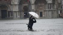 Hombre fotografía las inundaciones en Venecia.