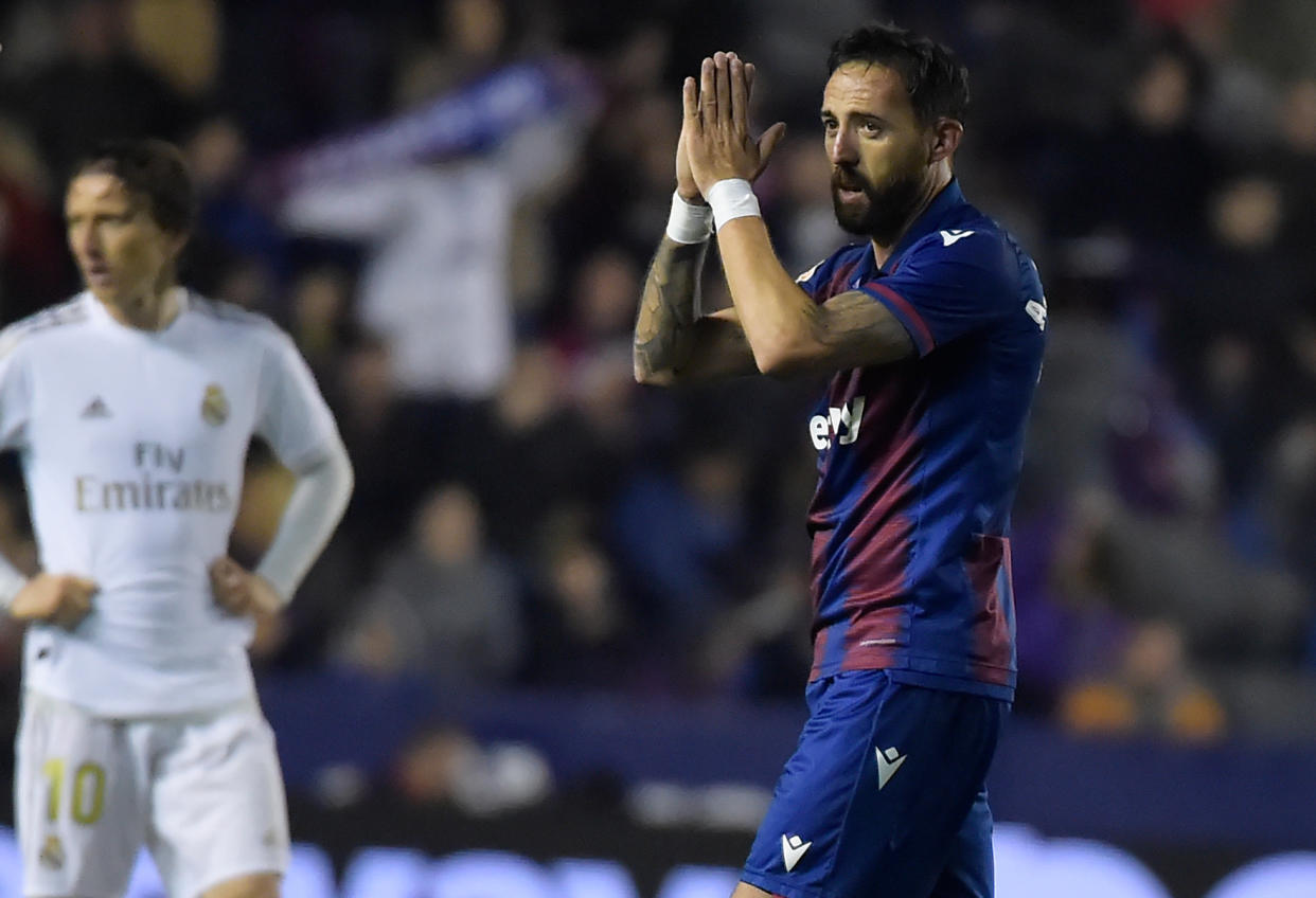 Levante's José Luis Morales applauds the fans after scoring to beat Real Madrid on Saturday. (Photo by JOSE JORDAN / AFP) (Photo by JOSE JORDAN/AFP via Getty Images)