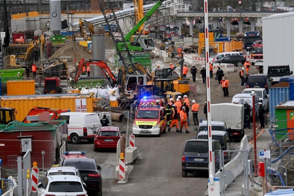 Des brigades de policiers et de sapeurs-pompiers aux abords du lieu où une bombe datant de la Seconde guerre mondiale a explosé à Munich, le 1er décembre 2021. - Christof Stache 