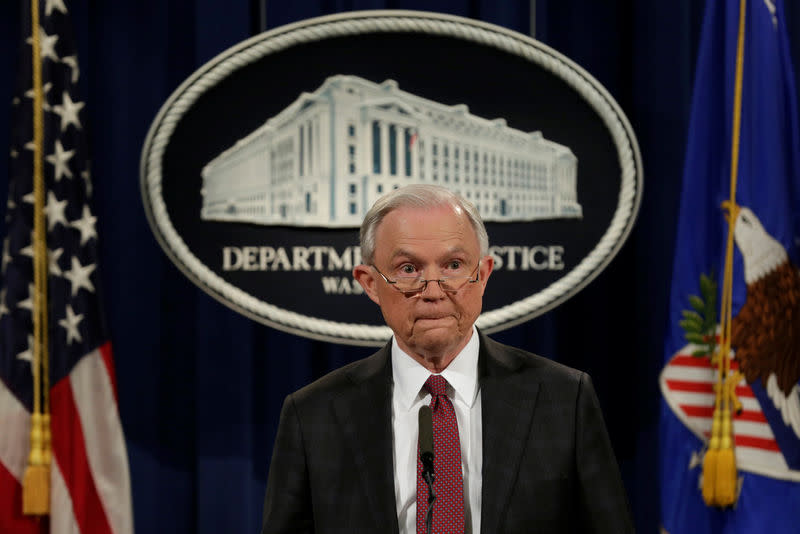 Le ministre américain de la justice, Jeff Sessions, a annoncé jeudi qu'il se déclarerait incompétent dans toutes les investigations en cours ou à venir sur une possible intervention russe dans la campagne électorale. /Photo prise le 2 mars 2017/REUTERS/Yuri Gripas