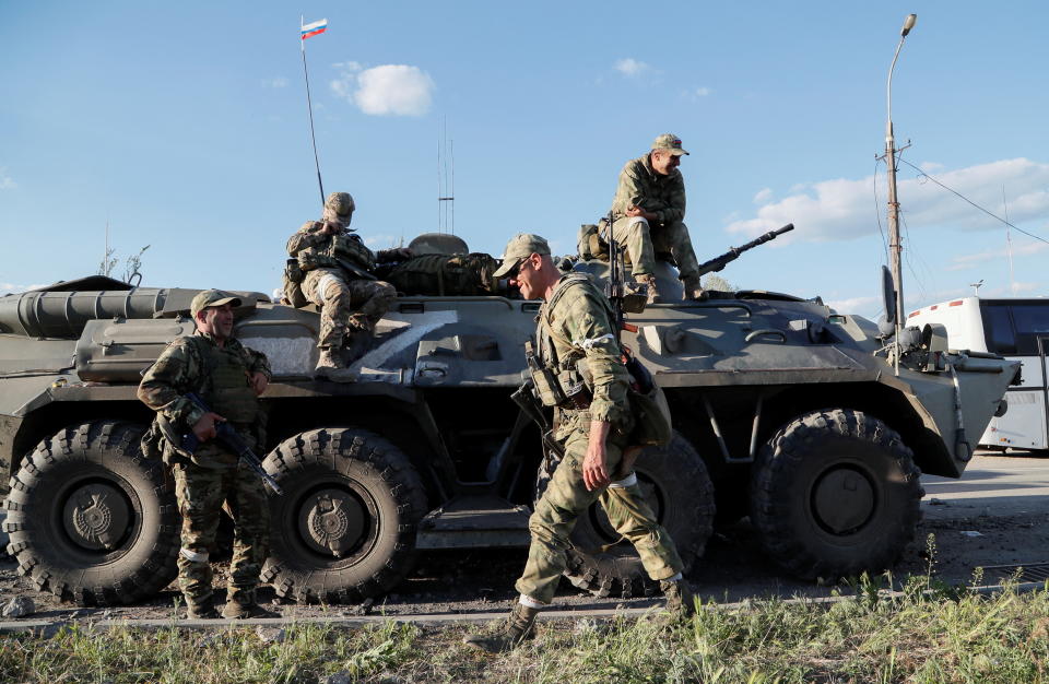 Tjenestemenn fra pro-russiske tropper venter før den planlagte evakueringen av sårede ukrainske soldater fra det beleirede Azovstal stålverk under konflikten mellom Ukraina og Russland i Mariupol, Ukraina 16. mai 2022. REUTERS/Alexander Ermoshenko