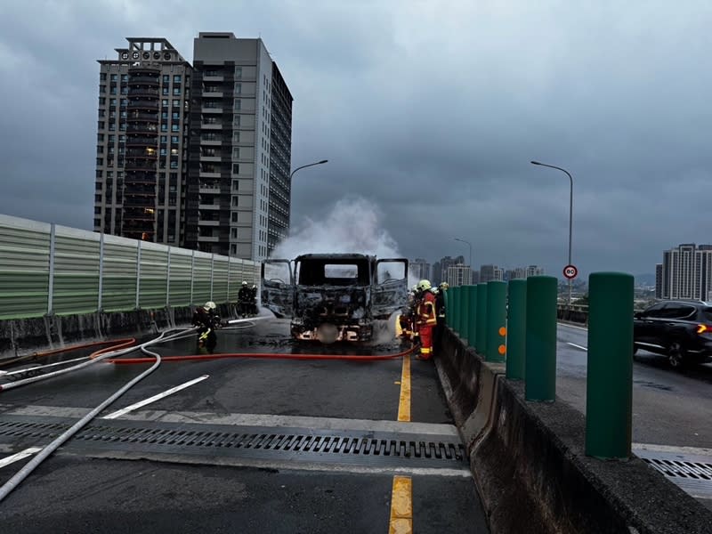 新北市快速道路65北上1.2K處發生砂石車火燒車意外，警消迅速到場撲滅火勢。（翻攝照片／中央社）