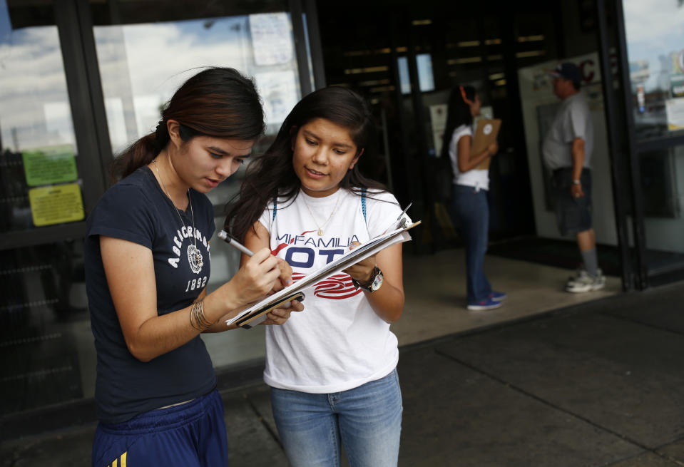 Lograr que más latinos se registren para votar y emitan su sufragio ha sido una labor intensa a lo largo de décadas en Estados Unidos. (AP Foto/John Locher)