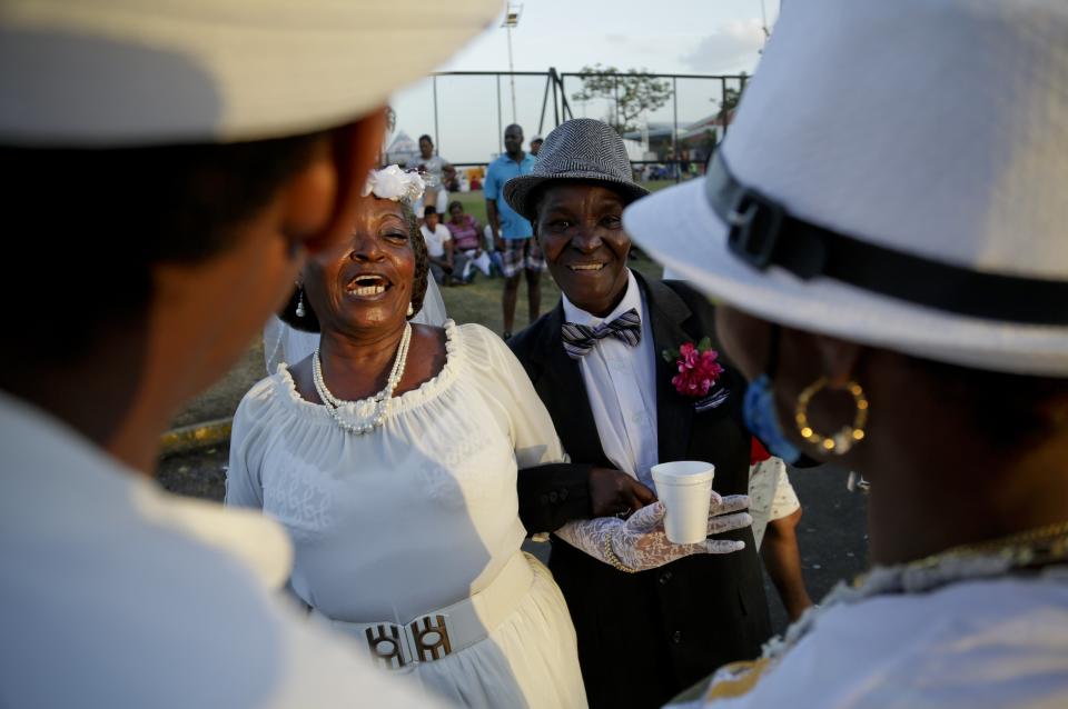 Una pareja disfrazada de novios participaron en el último día del Carnaval en la Ciudad de Panamá, en febrero de 2017. Antes del Miércoles de Ceniza, todo el país celebra el Carnaval durante cuatro días. (AP Foto/Arnulfo Franco)