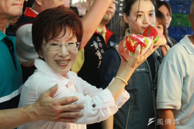 國民黨總統參選人洪秀柱2日到高雄鳳山區共同市場掃街，受到民眾熱情歡迎。（周怡孜攝）