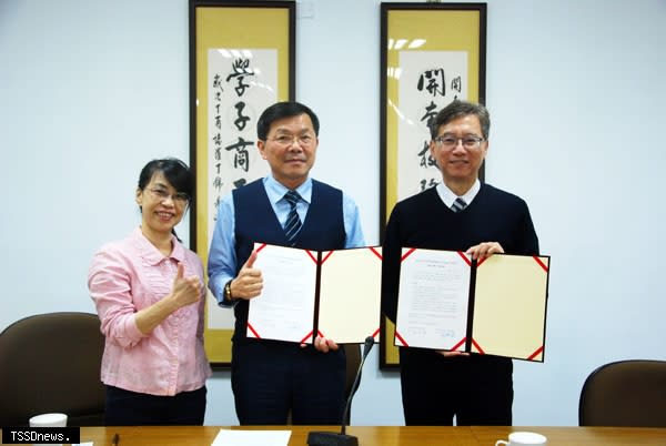 開南中學胡毓富校長（中）與成功高中孫明峰校長（右）簽訂FRC競賽相關訓練合作意向書。