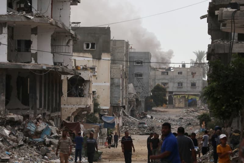 Displaced Palestinians leave an area in the eastern Bureij refugee camp towards the west, following the Israeli attack on homes in Bureij refugee camp in the Gaza Strip, Gaza. Omar Ashtawy/APA Images via ZUMA Press Wire/dpa