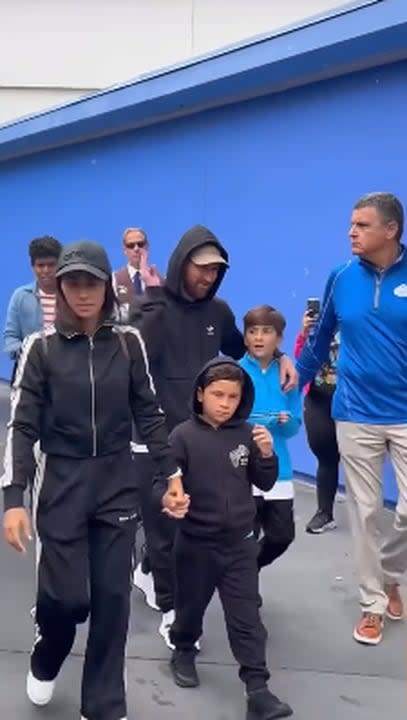 Antonela Roccuzzo recorrió Disney con un conjunto deportivo blanco y negro (Foto: Captura de video)